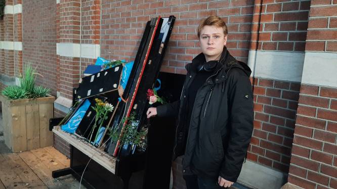 Lance heeft tranen in de ogen als hij de aan barrels geslagen stationspiano ziet: ‘Wie doet nu zoiets’