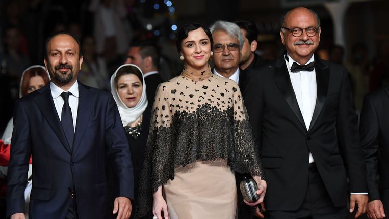 Regisseur Asghar Farhadi met acteurs Taraneh Alidoosti en Babak Karimi op de rode loper in Cannes. Beeld afp