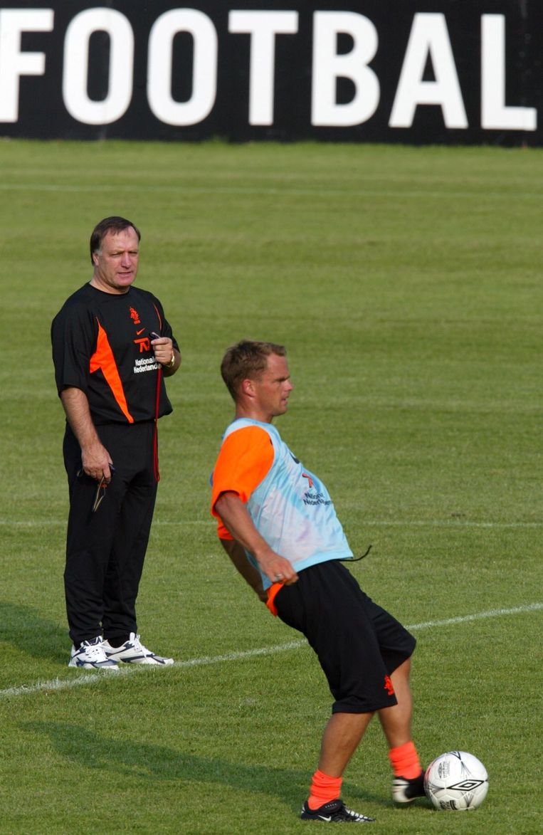 Frank de Boer onder toeziend oog van bondscoach Dick Advocaat Beeld anp