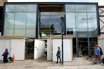 Glazen wand voor entree Corridor