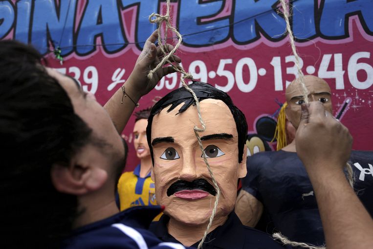 Een kunstenaar maakte een piñata van het hoofd van El Chapo. Beeld REUTERS