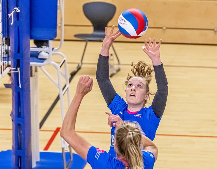 Daantje Vennik verzorgt de set-up voor Marianne het Lam. De spelverdeelster van Regio Zwolle is verrassend vlot teruggekeerd na een enkelblessure.