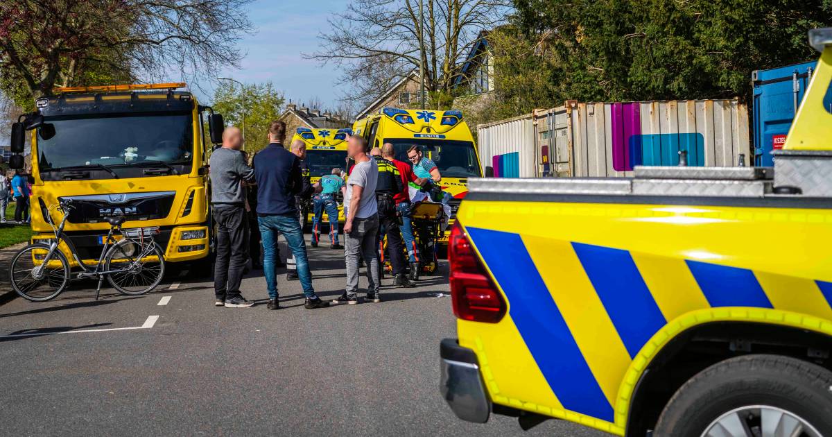 Openzwaaiende vrachtwagendeur veroorzaakt ongeluk in Brummen.