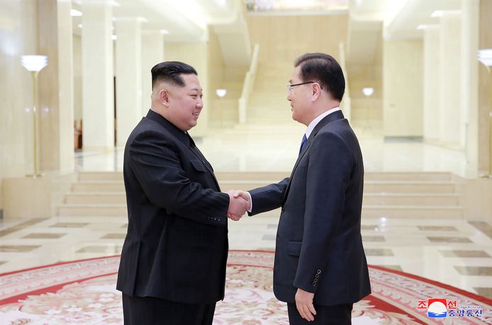 De Noord-Koreaanse leider Kim Jong-Un (L) en Chung Eui-yong (R), een gezant van de Zuid-Koreaanse president Moon Jae-in.