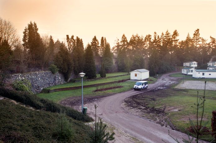 De Muur van Mussert (links) op camping De Goudsberg.