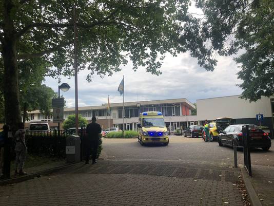 Bij een steekpartij in het azc Elderhoeve is een persoon gewond geraakt.