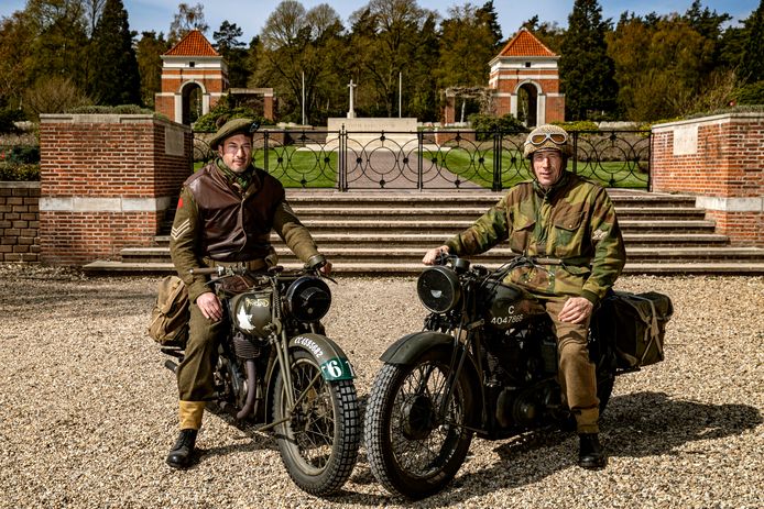 Sven Vosselman op de Norton en Erik van de Weerthof met de BSA eren elk jaar de in 1945 gesneuvelde motorrijder Donald Fife op de Canadese Begraafplaats in Holten