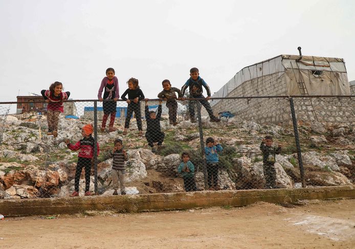 Spelende kinderen in het kamp voor ontheemden in het noorden van Idlib, vlak bij de grens met Turkije.