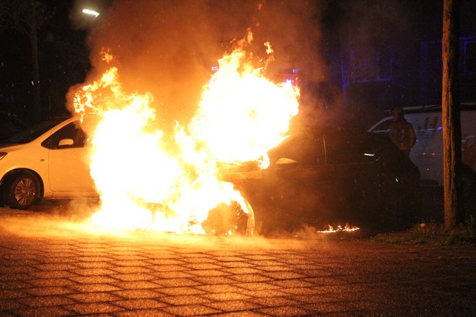 Auto uitgebrand aan de Frits Diepenlaan in Den Haag.