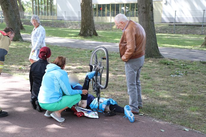 Omstanders hebben eerste hulp verleend aan de jongen die met zijn voet tussen de spaken kwam bij het Fluitpolderplein in Leidschendam.
