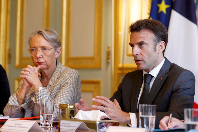 Archiefbeeld. De Franse premier Elisabeth Borne en president Emmanuel Macron tijdens een vergadering met werknemers- en werkgeversorganisaties.