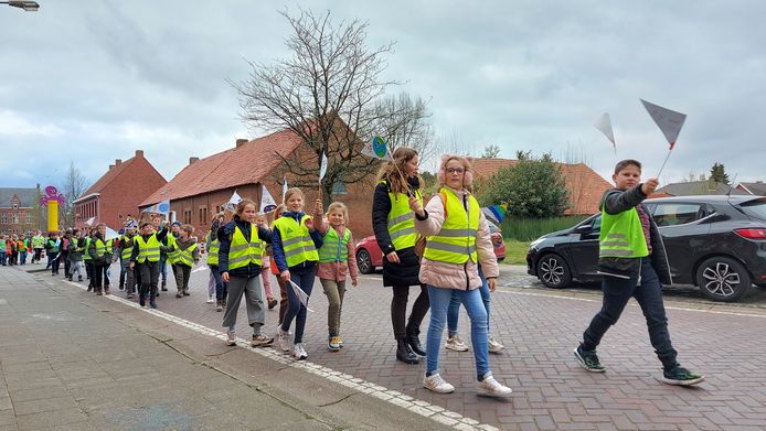 Katholieke basisschool Triangel trok donderdagmiddag met een vredesmars door de straten van Vlimmeren.