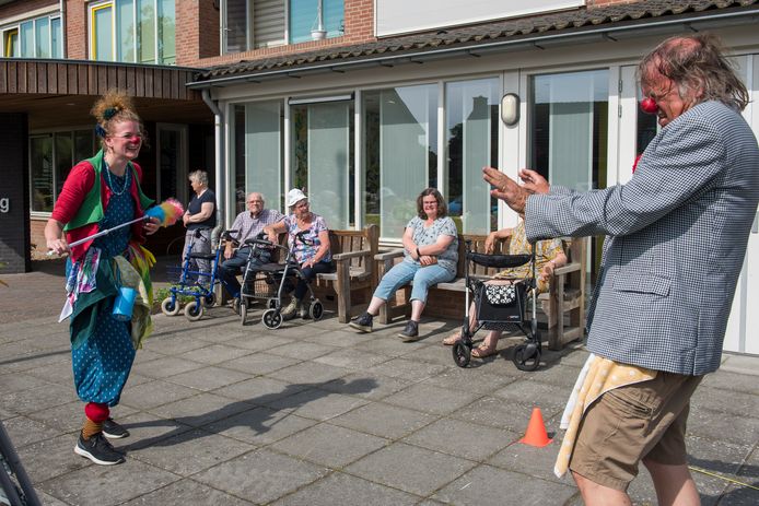 De Cleaning Clowns aan het werk bij woongebouw de Wiekenborg.