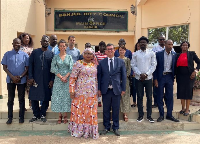 Projectcoördinator Jonas Scherrens, Schepen Silke Beirens en burgemeester Bart Tommelein zijn op bezoek in Banjul
