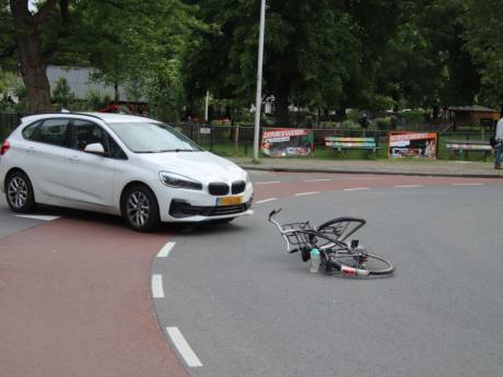 Fietser gewond na ongeluk op rotonde in Zwolle