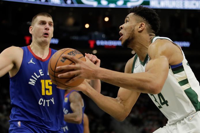 Giannis Antetokounmpo en Nikola Jovic.