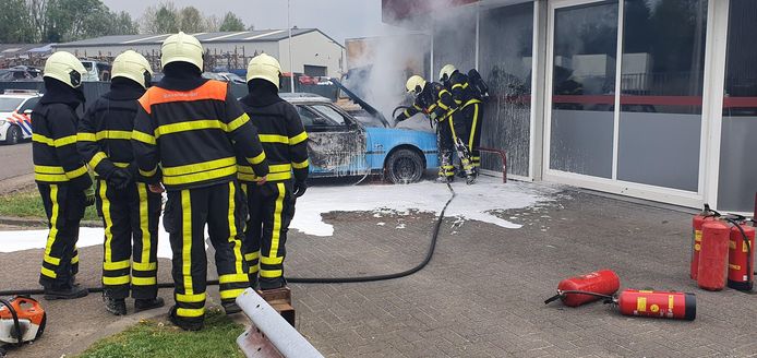 Auto brandt volledig uit in Udenhout