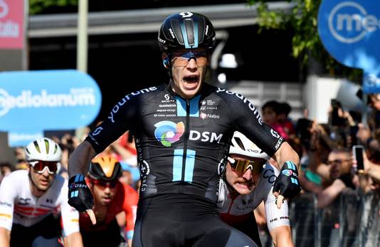 Alberto Dainese wint elfde etappe in de Giro