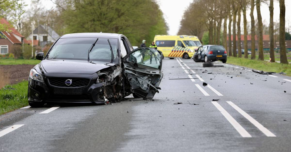 Twee automobilisten gewond bij Bant: brokstukken liggen door botsing op de weg.