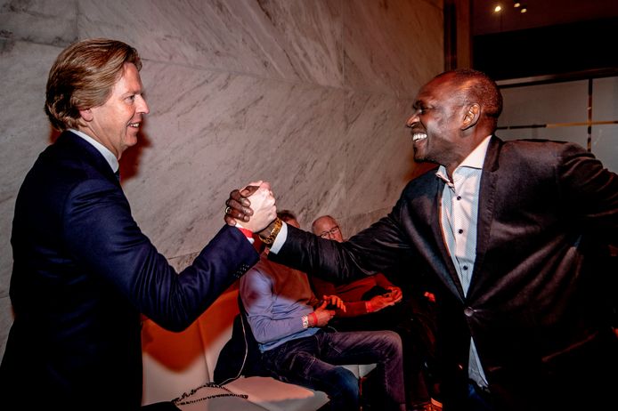 Feyenoord-directeur Jan de Jong begroet de legendarische oud-Feyenoord-spits Mike Obiku in De Doelen.