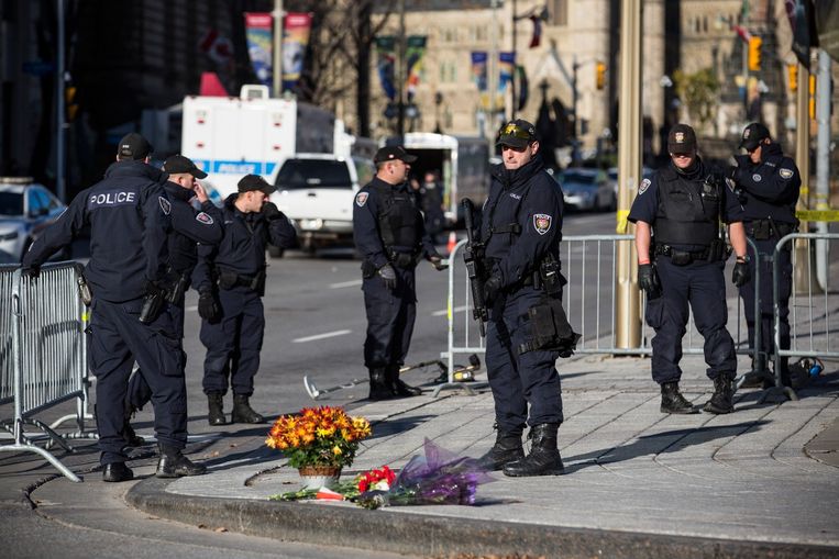 De Canadese politie bij het oorlogsmonument in Ottawa. Beeld afp