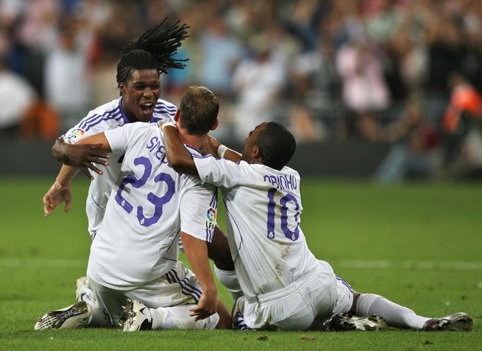 Drenthe, Sneijder en Robinho vieren een goal.