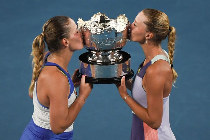 Timea Babos (l) en Kristina Mladenovic kissen de trofee.