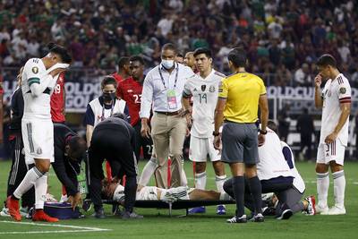 Lelijke botsing van ‘Chucky’ Lozano op Gold Cup doet huiveren: Napoli-aanvaller blijft roerloos liggen en wordt afgevoerd