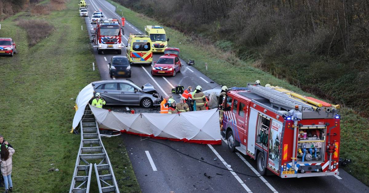 Vier gewonden bij frontale botsing op N267, weg tijdelijk dicht.