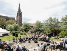 Kunstmarkt Nispen: gezelligheid met regenhoedjes en schilderijtjes 