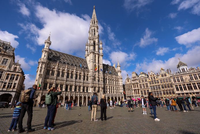 Illustratiebeeld van toeristen op de Grote Markt in Brussel.