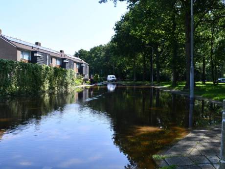 Straat in Goes onder water door gesprongen leiding