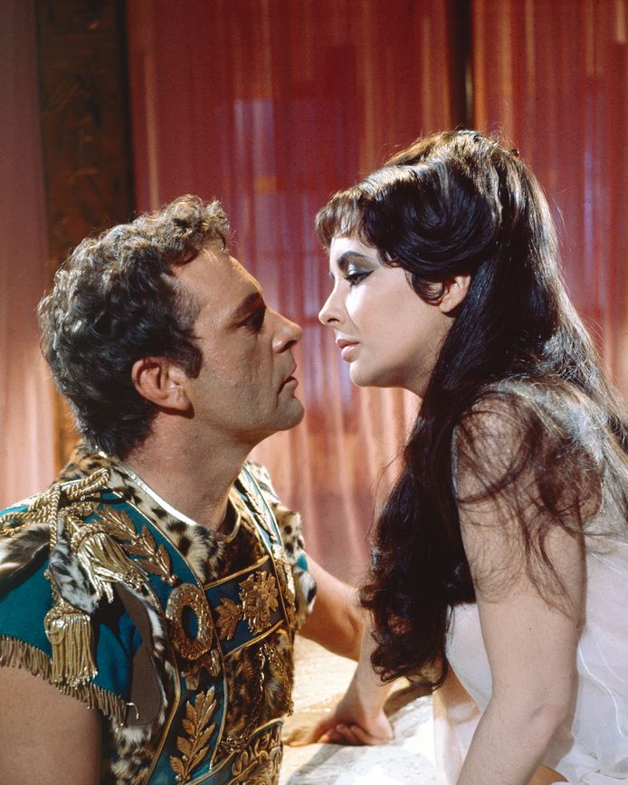 De Brits-Amerikaanse actrice Elizabeth Taylor (1932-2011) als Cleopatra en acteur Richard Burton (1925 - 1984) als Marcus Antonius in 1963.