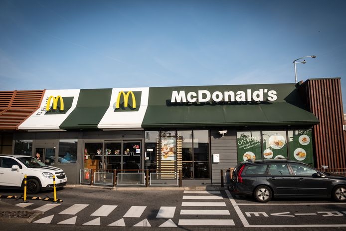 McDonald's opent vanaf dinsdag in ons land opnieuw de afhaaldiensten, de drives. Het bedrijf zegt de nodige maatregelen te hebben genomen zodat het personeel in veilige omstandigheden weer aan de slag kan. Zo is het werkgebied van elke medewerker afgebakend en hebben medewerkers een mondmasker en handschoenen.