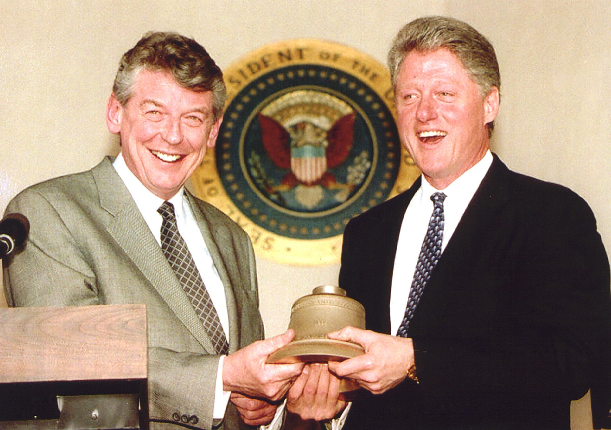 Wim Kok (l) met toenmalig president Bill Clinton in het Witte Huis, 1995. De bel hoort bij een carillon dat Nederland Amerika cadeau deed. Beeld ANP