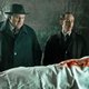 Ja hoor, de breedgerande hoed en de zwarte overjas van de beroemde commissaris Maigret zitten Gérard Depardieu als gegoten
