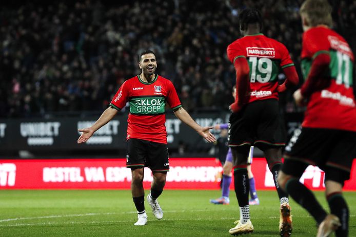 NEC-middenvelder Oussama Tannane is blij voor ploeggenoot Landry Dimata, die zijn assist heeft gepromoveerd tot doelpunt tegen FC Volendam.