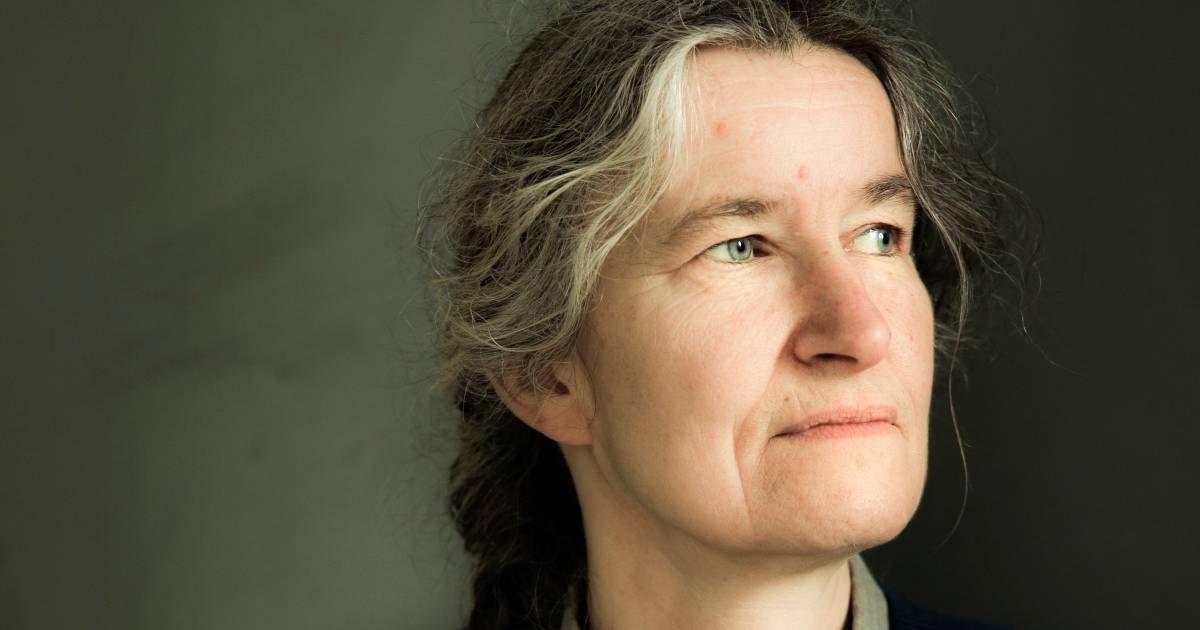 Anjet Daanje wint Libris Literatuur Prijs voor haar roman Het lied van ooievaar en dromedaris