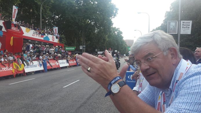 Staat burgemeester Jan van Zanen, hier bij de finish van de Vuelta in Madrid, deze zomer net zo enthousiast langs het parcours in Utrecht? Binnenkort weten we meer.