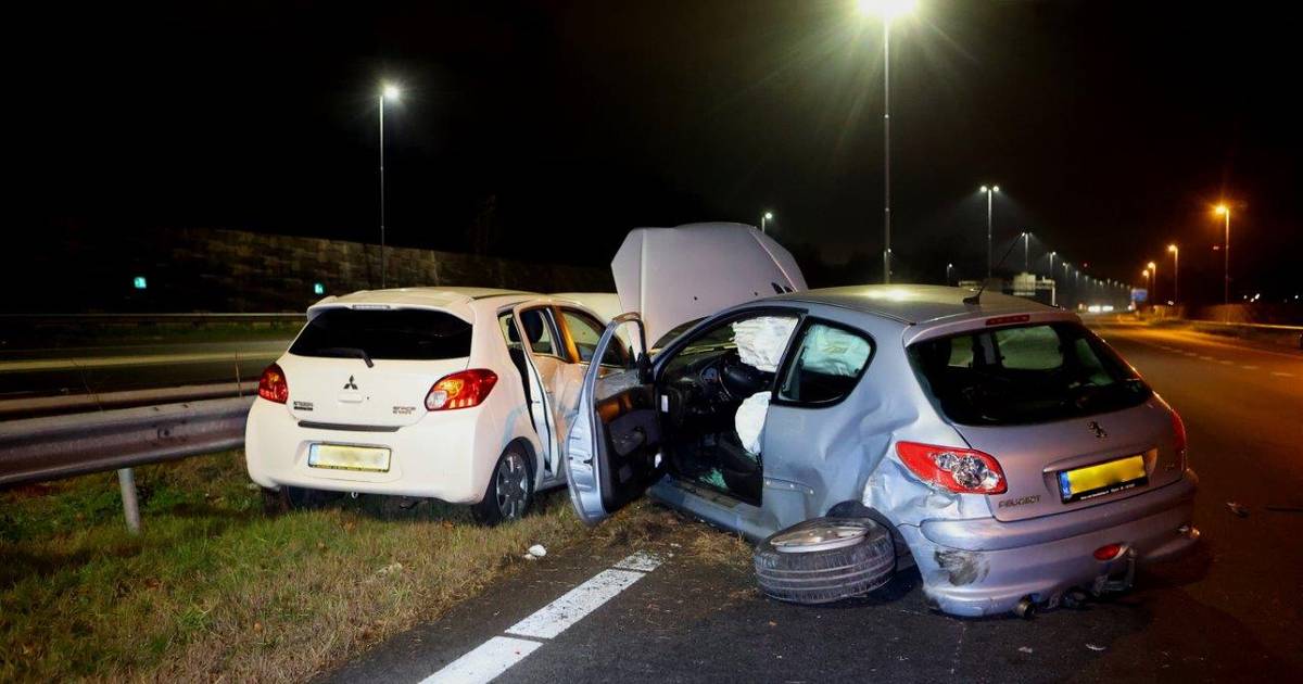 Auto verliest wiel en veroorzaakt botsing op A59 bij Den Bosch.