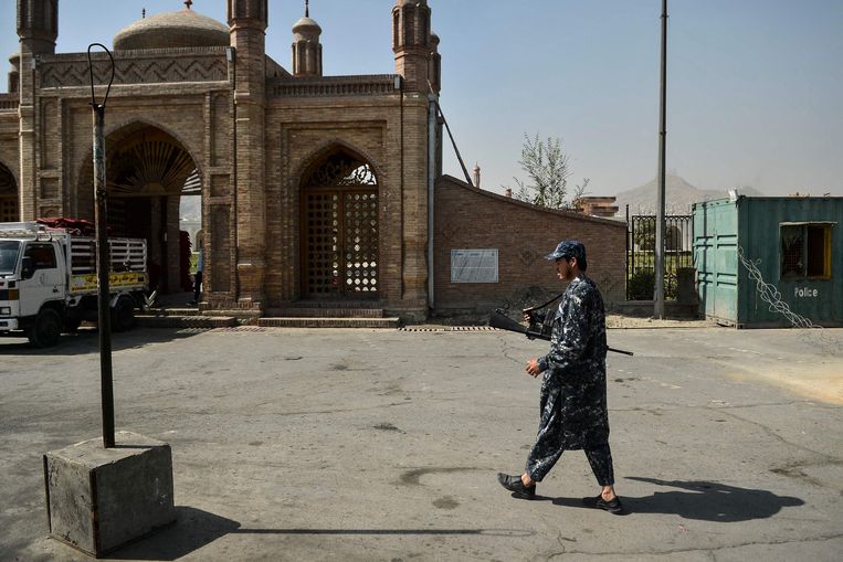 Ook acties van IS dragen bij tot de onveiligheid in Afghanistan. Een Talibanstrijder loopt langs de Eid Gah moskee in Kabul waar zondag een bom ontplofte. Bij die aanslag, gepleegd door IS, kwamen vijf mensen om het leven. Beeld AFP