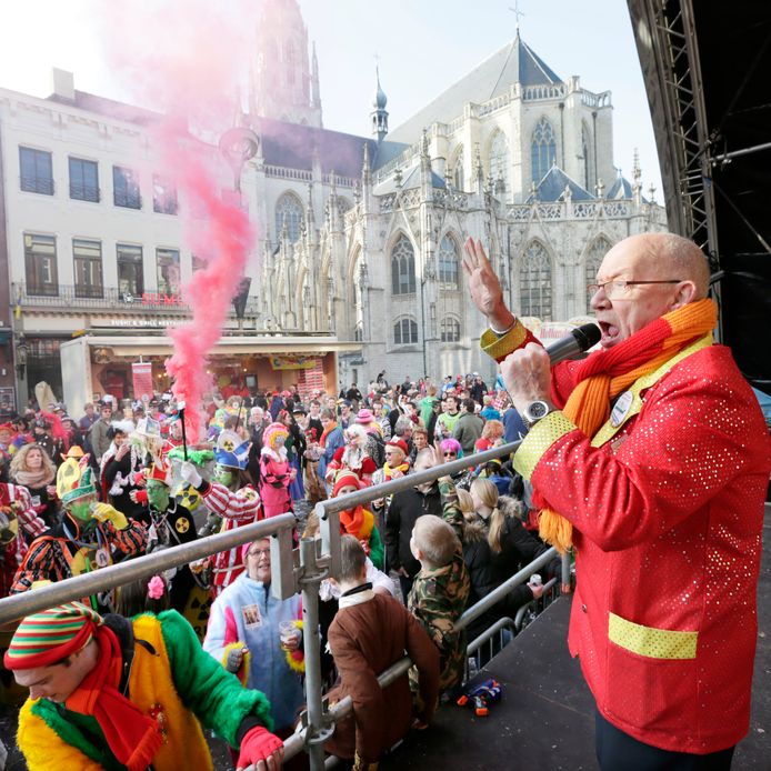 Optreden van Ger Couvreur op de Bredase Grote Markt in 2015, zonder gele muts...