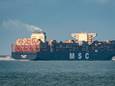 De MSC Tessa, een van de grootste containerschepen, vaart tussen Vlissingen en Breskens de Noordzee op.