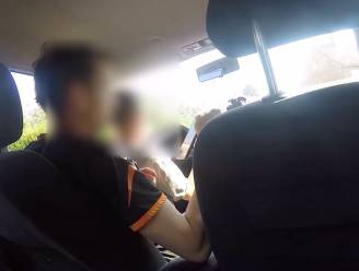 Man laat 10-jarig jongetje door Brussel rijden (terwijl hij telefoneert)