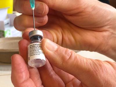 Waarom krijgen cipiers en atleten plots voorrang bij vaccinatie tegen corona?