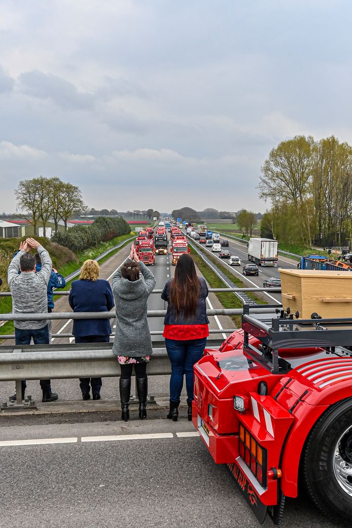 De rouwstoet op de A58 nadert het viaduct bij Heerle met daarop de truck met de kist.