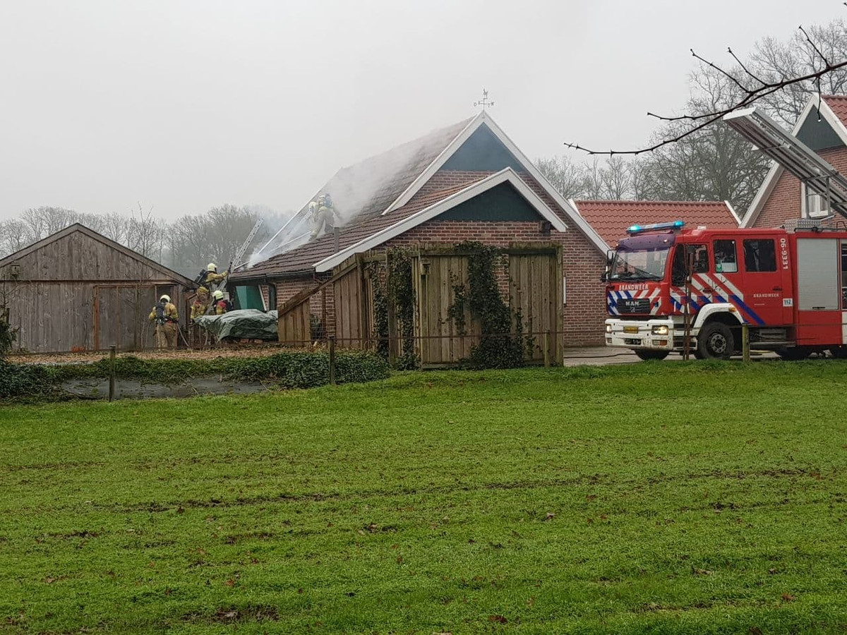 De brandweer is druk met het blussen van de brand in de paardenschuur in Winterswijk.