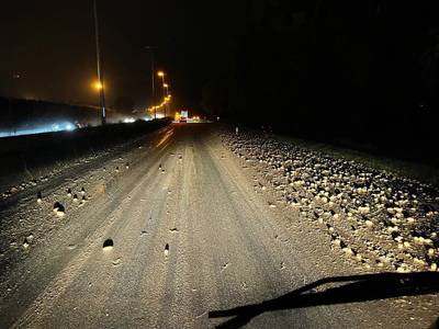 Landbouwer verliest gedurende twee kilometer aardappeloogst op R4: “Wegdek is spekglad”