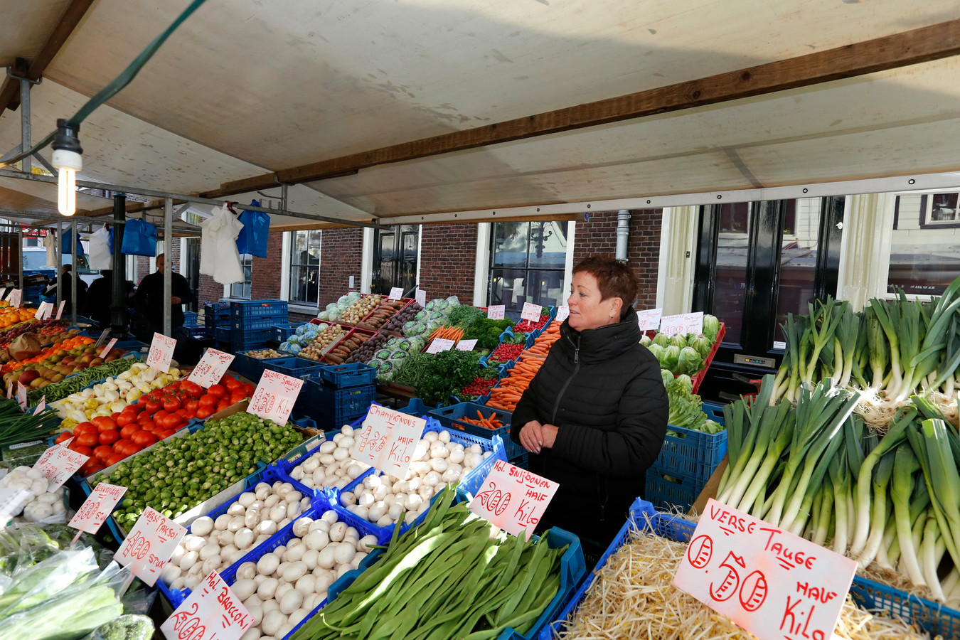 Zo kan de weekmarkt terugkeren 'Verspreid kramen over stad' Foto AD.nl