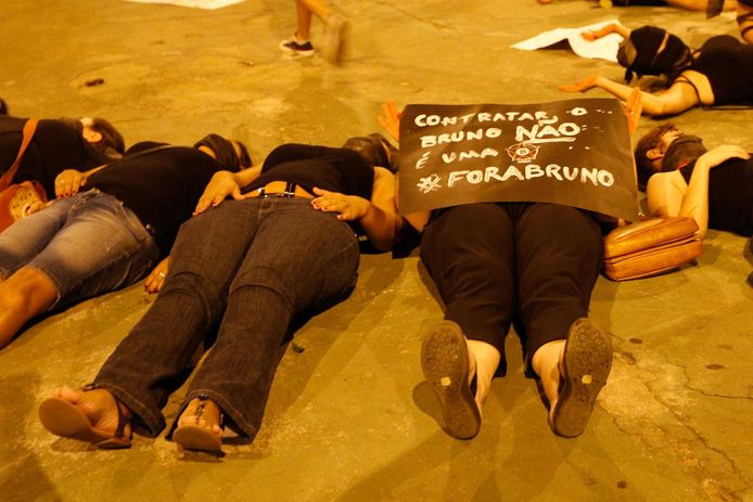 Vrouwenrechtenactivisten protesteerden tegen de komst van Bruno Fernandes naar Boa Esporte.